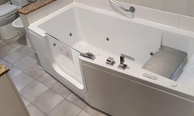 Installation d'une baignoire à porte à Armentières