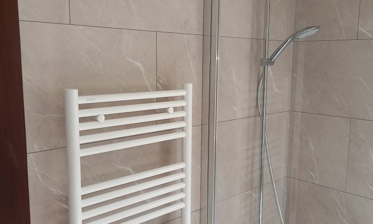 Réaménagement de salle de bain avec baignoire et WC lavant à Marly Concept 3D