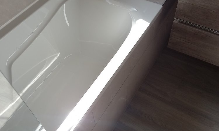Réaménagement de salle de bain avec baignoire et WC lavant à Marly Concept 3D