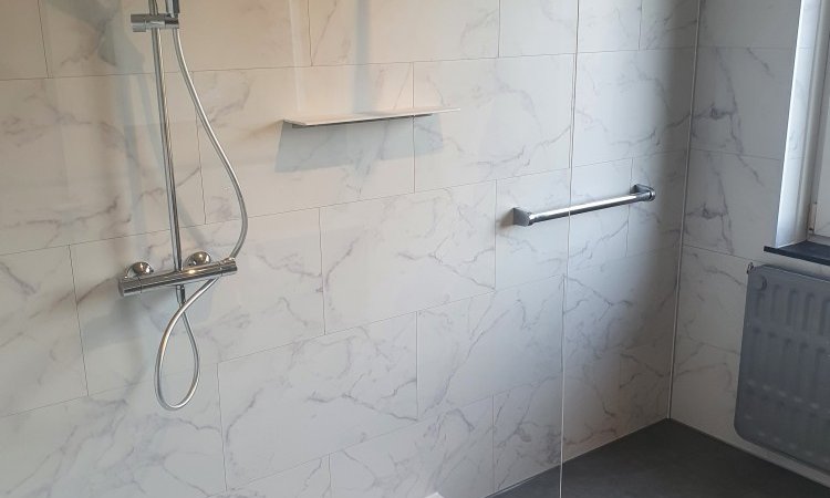 Salle de bain moderne avec une touche de marbre à Lille Concept 3D