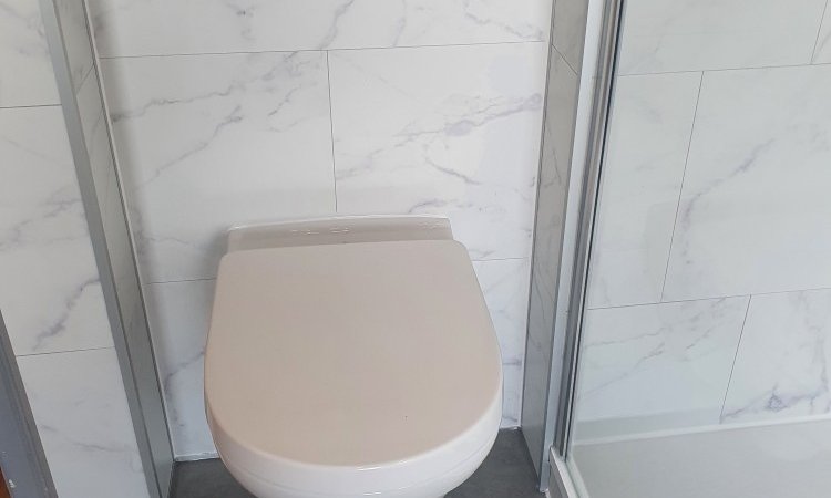 Salle de bain moderne avec une touche de marbre à Lille Concept 3D